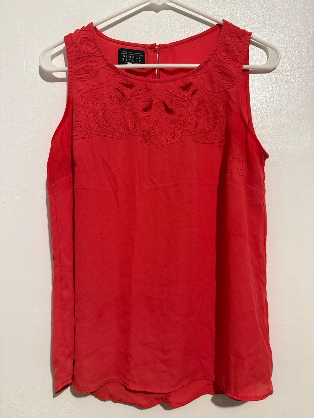 Simply Styled Red Sleeveless Cutout Embroidered Yoke Camisole